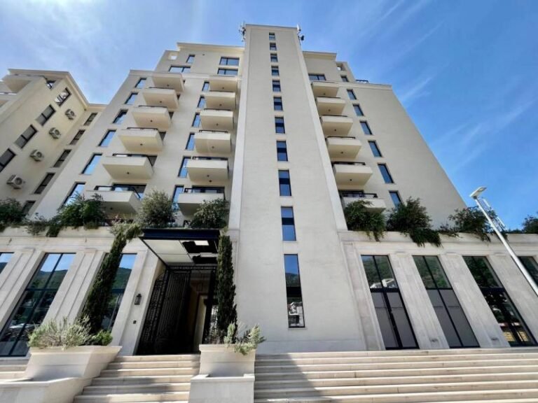 Garsonjera u kompleksu sa bazenom na prvoj liniji mora u Bečićima!