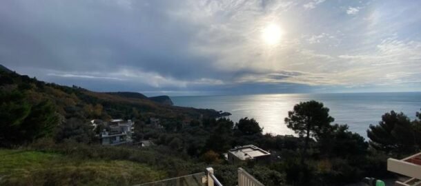 Trosoban stan u Crvena Glavica sa pogledom na more!