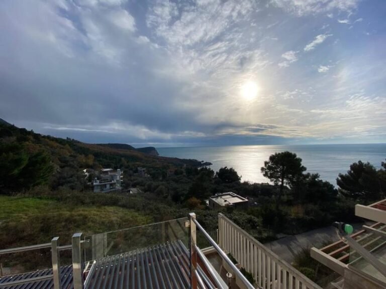 Three bedroom apartment in Crvena Glavica with sea views!