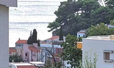 One bedroom apartment in Petrovac with sea views!