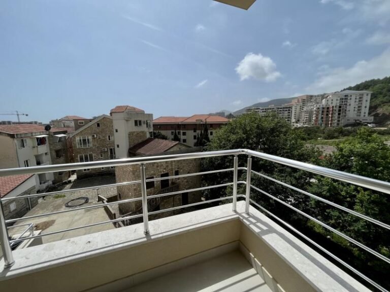 One-room apartment above IDEA market in Becici!