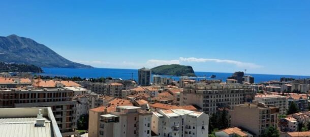 Dvosoban stan u Budvi, sa garažom i pogledom na more!