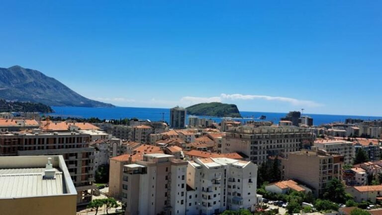 Dvosoban stan u Budvi, sa garažom i pogledom na more!