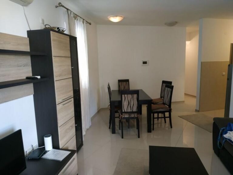 Двуспальная квартира в Бечичах на год с 15 сентября!