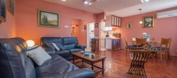 Izdaje se dvosoban stan u strogom centru Budve na godinu dana!