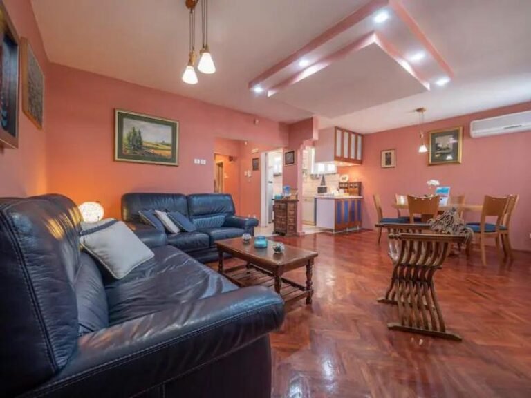 Сдается двуспальная квартира в самом центре Будвы на год!