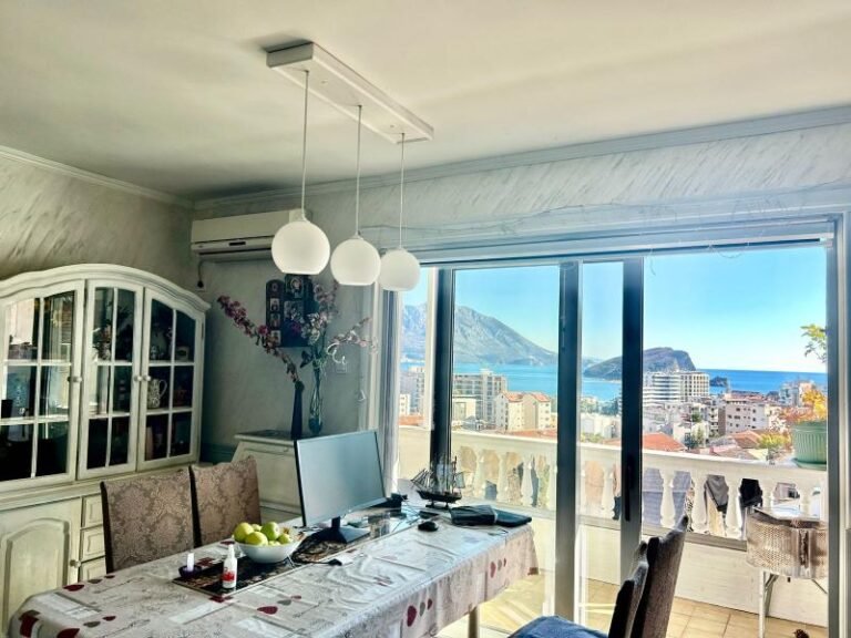 Двуспальная квартира в Будве с видом на море в долгосрочную аренду!