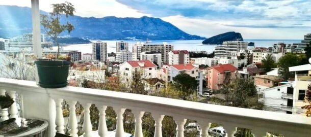 Dvosoban stan u Budvi sa pogledom na more!