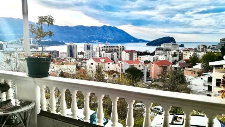 Двуспальная квартира в Будве с видом на море!