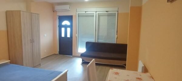 Izdaje se garsonjera u Budvi na duži period!