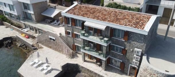 Vila sa tri stana u Krašićima na prvoj obali!