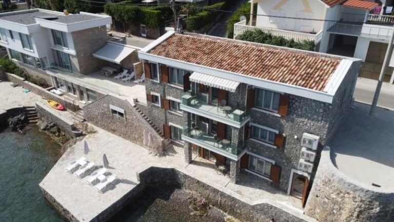 Вилла с тремя апартаментами в Крашичах на первой береговой линии !