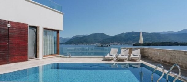 Vila u Boki Kotorskoj sa privatnom plažom i dva bazena!