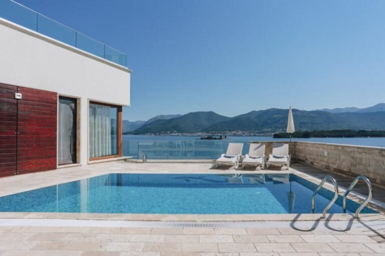 Вилла на берегу Боко-Которского залива с частным пляжем и двумя бассейнами!