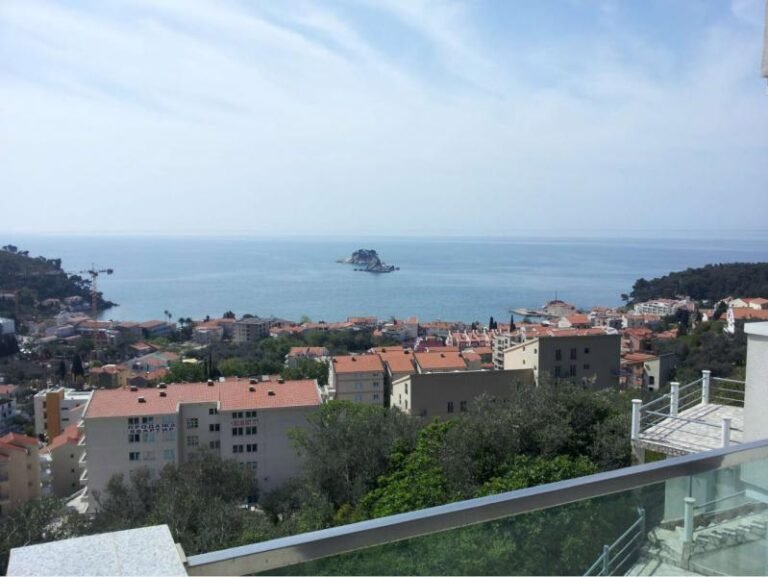 Двуспальная квартира над Петровцем с видом на море!