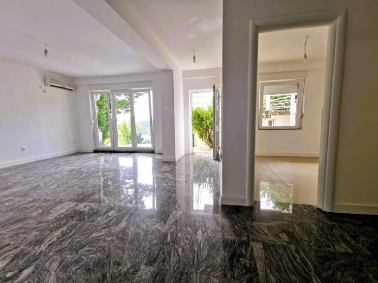 One-bedroom apartment in Petrovac in a building with a swimming pool!