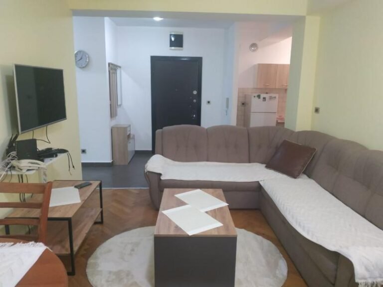 Izdaje se dvosoban stan u centru Budve na godinu dana!