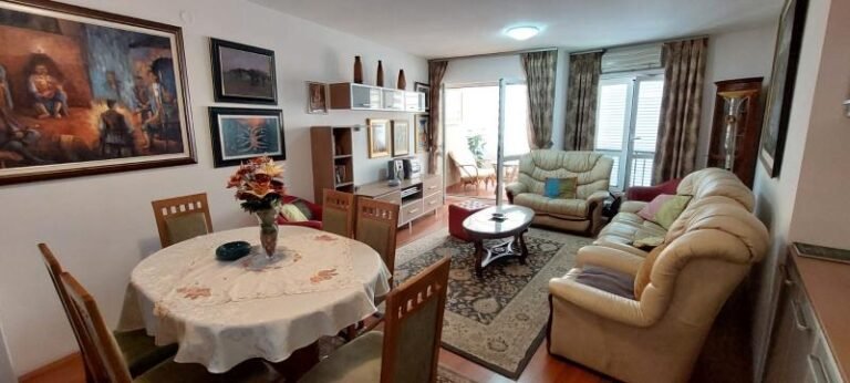 Трехспальная квартира в Будве в районе Адок!