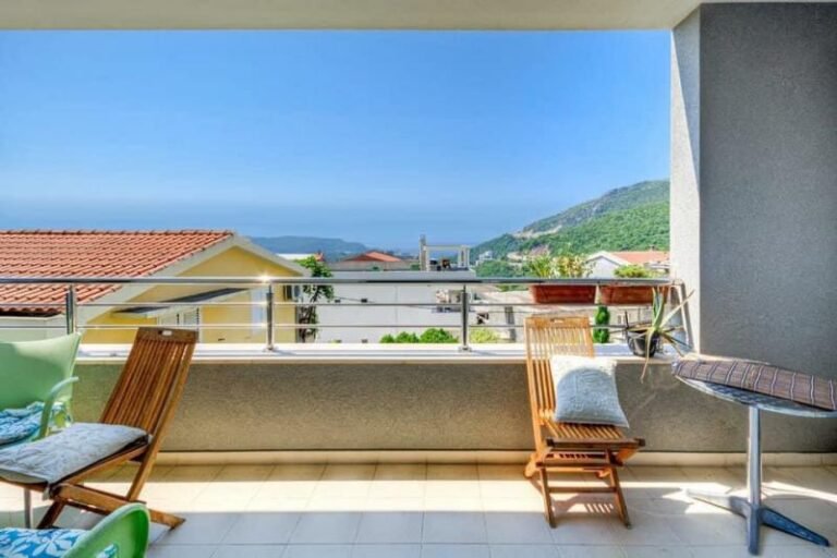 One-bedroom apartment for rent in Becici with sea view