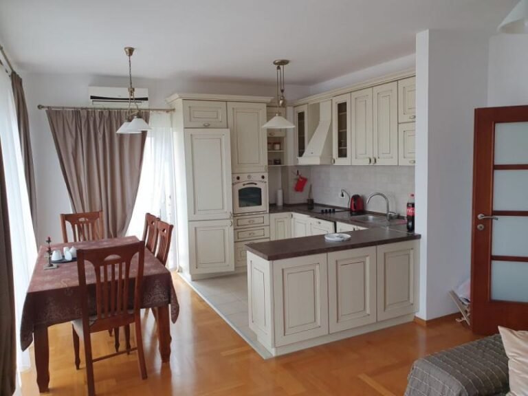 Двуспальная квартира в Бечичах с видом на море!