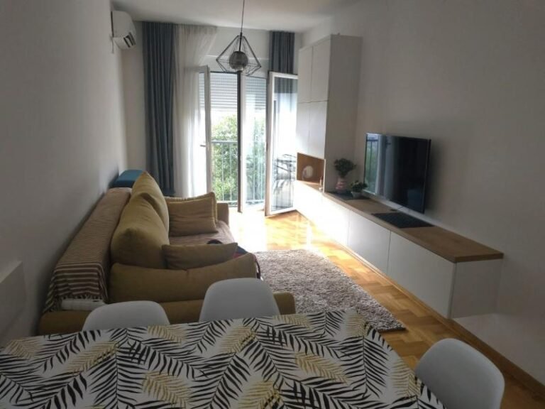 Izdaje se jednosoban stan u centru Budve na duži period sa garažnim mjestom!