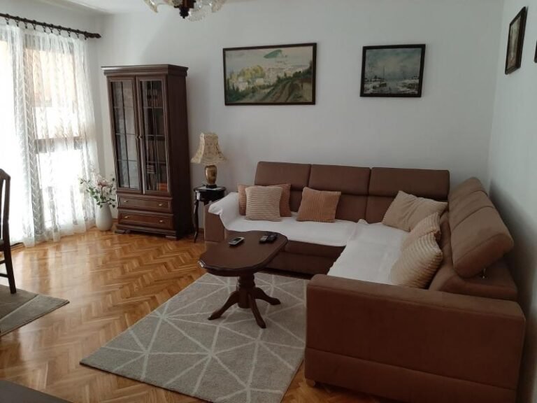 Izdaje se jednosoban stan u Budvi na duži period u blizini REA centra!