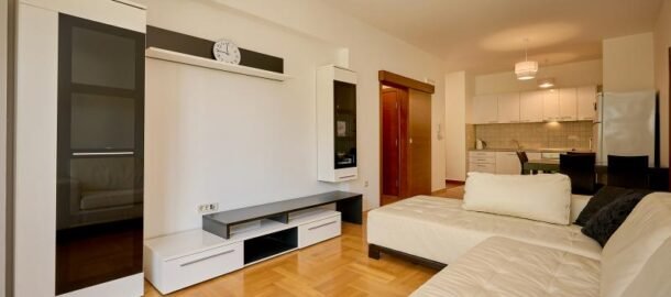 Dvosoban stan u Bečićima sa parkingom!