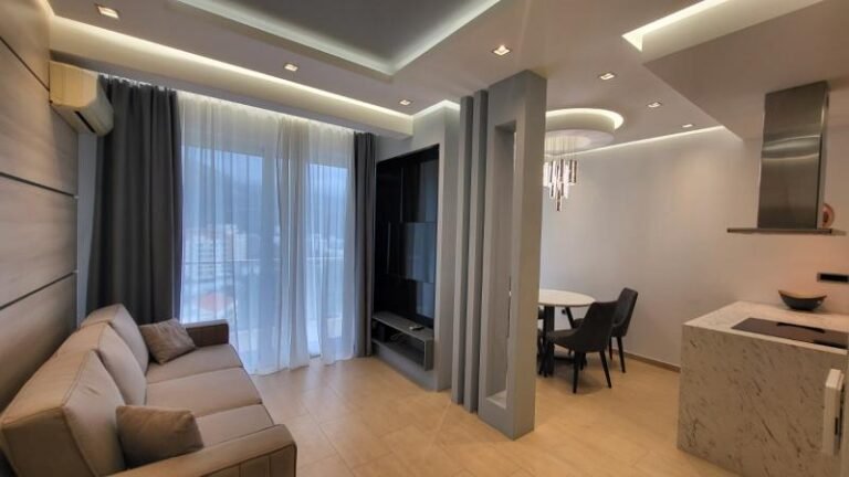 Izdaje se jednosoban stan u Bečićima u kompleksu Sunčana strana na godinu dana!