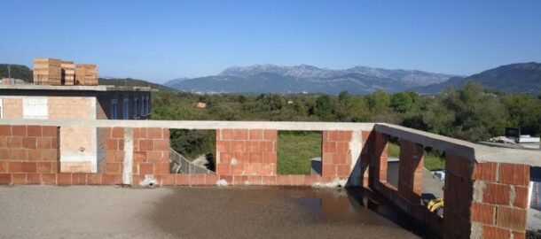 Трехэтажный недостроенный дом в Лешевичах!