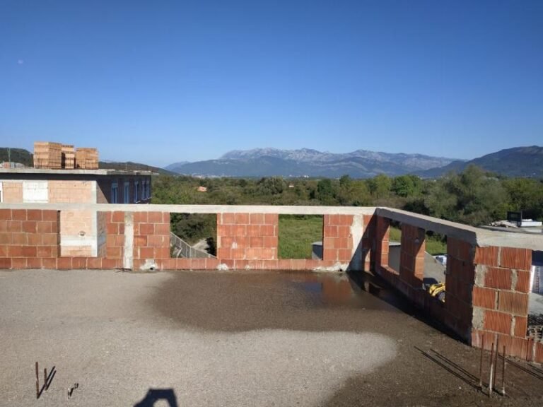 Trospratna nedovršena kuća u Leshevichi!