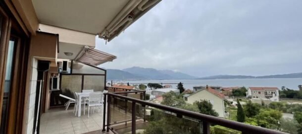 Трехспальная квартира с гаражом в Биела с видом на море!