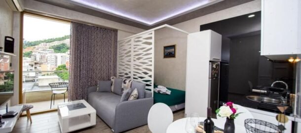 Garsonjera u centru Budve za dugoročni najam!