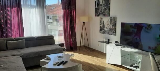 Dvosoban stan u Rafailovićima 50 m od mora za dugoročni najam!