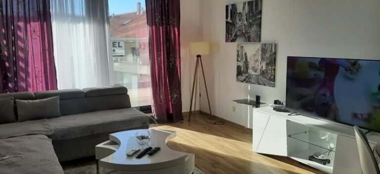 Dvosoban stan u Rafailovićima 50 m od mora za dugoročni najam!