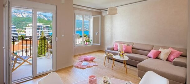 Two-bedroom apartment in the center of Budva with a sea view for long-term rent!