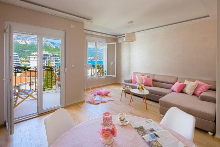 Dvosoban stan u centru Budve sa pogledom na more za dugoročni najam!