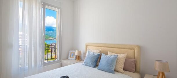 Односпальная квартира в центре Будвы с видом на море в аренду на год!