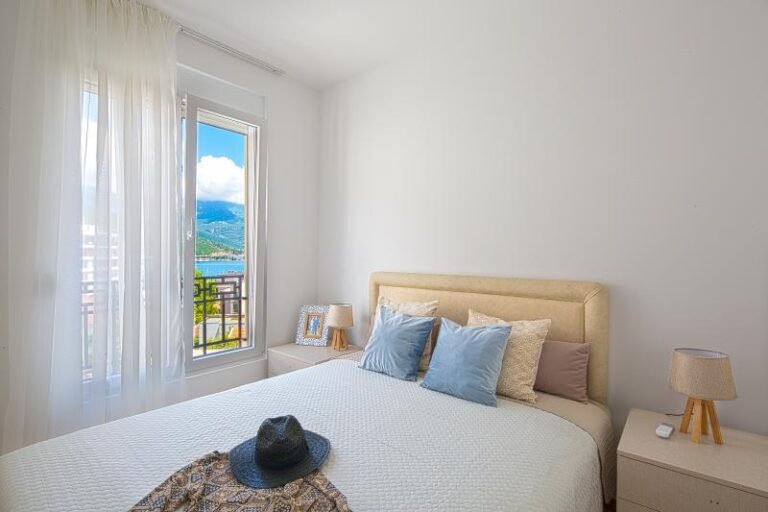 One bedroom apartment in the center of Budva with sea view for rent for a year!