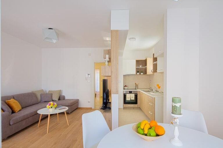 Izdaje se dvosoban stan u centru Budve sa pogledom na more na godinu dana!