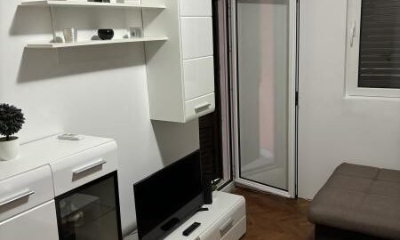 Jednosoban stan sa parking mestom u centru Budve pored Milmedike!