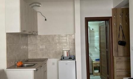 Garsonjera u centru Budve za izdavanje pre sezone!