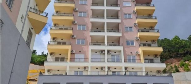 Trosoban stan u Budvi u novogradnji u naselju Dubovica sa pogledom na more!