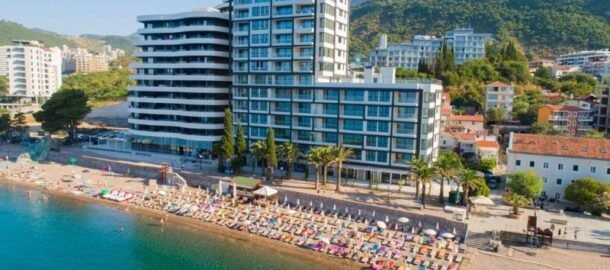 Трехспальные апартаменты в комплексе премиум-класса в Рафаиловичах на первой береговой линии!