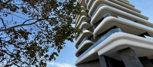 VIP namješten jednosoban stan na prvoj liniji mora u Bečićima sa pogledom na more!