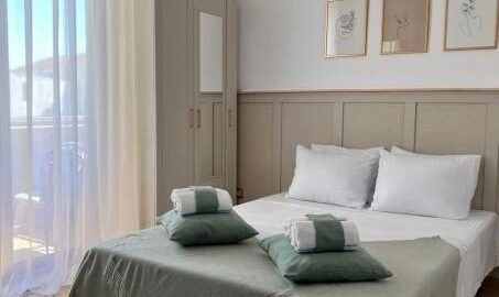 Однокомнатная квартира с паркингом в здании ресторана London в Будве до 1.06!