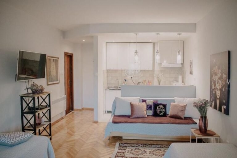 Furnished studio near the new Mega Mall!