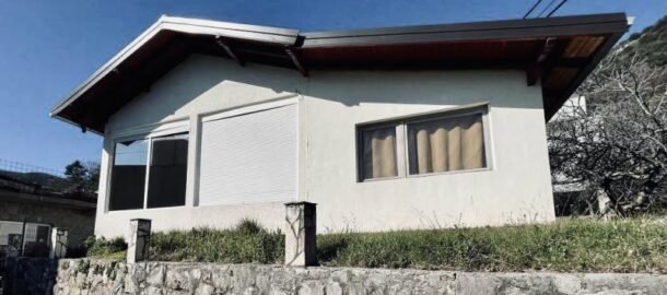 Дом на участке 820 м2 в Будве в окружении вековых дубов!