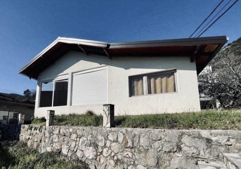 House on a plot of 820 m2 in Budva surrounded by centuries-old oak trees!