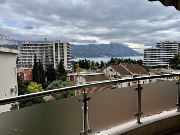 4 комнатная квартира с видом на море в современном доме в Будве, район Госпоштина!