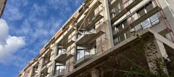 One-room apartment with a 20 m2 terrace and a parking space, next to the Parma cafe in Budva!